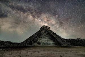 https://costumbresmexico.com/el-reverso-de-los-misterios-de-chichen-itza/