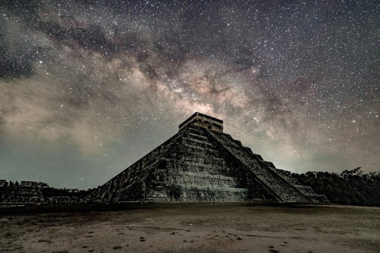 https://costumbresmexico.com/el-reverso-de-los-misterios-de-chichen-itza/